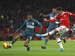MU menebus kegagalan penalti dengan gol di menit ke-25. Mendapatkan umpan dari Bruno Fernandes, Sancho membuka jarak dengan pemain penjaga, lalu melepaskan tembakan kaki kiri menyilang yang mengecoh kiper.