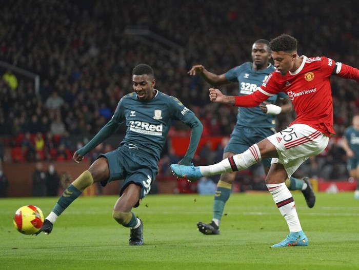 Manchester United disingkirkan Middlesbrough di babak keempat Piala FA. MU kalah adu penalti 7-8 dari Middlesbrough usai berimbang 1-1 selama 120 menit.