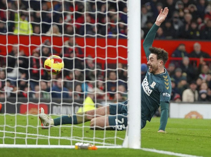 Manchester United disingkirkan Middlesbrough di babak keempat Piala FA. MU kalah adu penalti 7-8 dari Middlesbrough usai berimbang 1-1 selama 120 menit.
