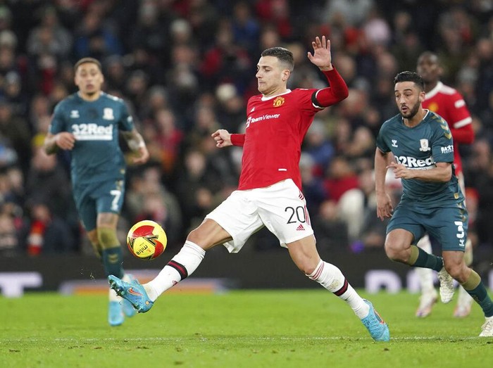 Manchester United disingkirkan Middlesbrough di babak keempat Piala FA. MU kalah adu penalti 7-8 dari Middlesbrough usai berimbang 1-1 selama 120 menit.