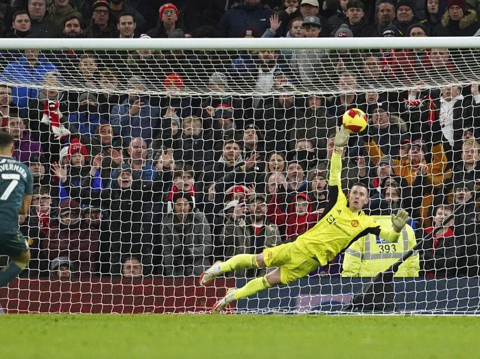 Manchester United disingkirkan Middlesbrough di babak keempat Piala FA. MU kalah adu penalti 7-8 dari Middlesbrough usai berimbang 1-1 selama 120 menit.