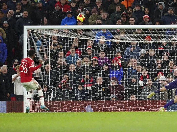 Manchester United disingkirkan Middlesbrough di babak keempat Piala FA. MU kalah adu penalti 7-8 dari Middlesbrough usai berimbang 1-1 selama 120 menit.