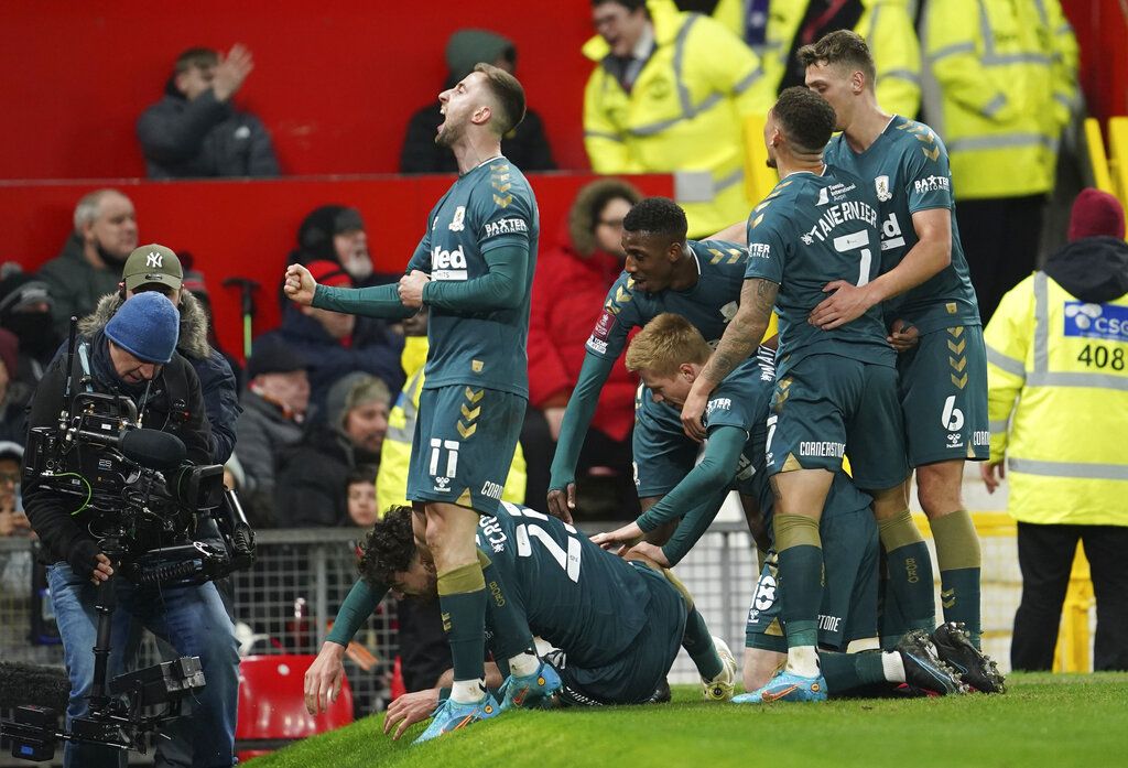 Manchester United disingkirkan Middlesbrough di babak keempat Piala FA. MU kalah adu penalti 7-8 dari Middlesbrough usai berimbang 1-1 selama 120 menit.