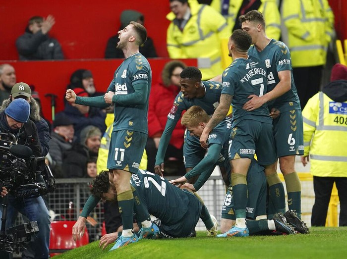 Manchester United disingkirkan Middlesbrough di babak keempat Piala FA. MU kalah adu penalti 7-8 dari Middlesbrough usai berimbang 1-1 selama 120 menit.