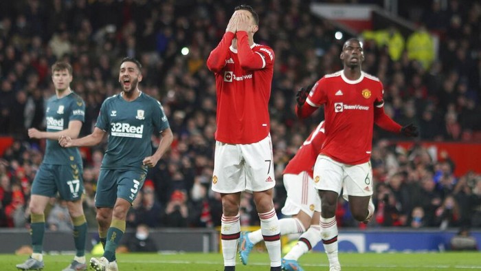 Manchester United disingkirkan Middlesbrough di babak keempat Piala FA. MU kalah adu penalti 7-8 dari Middlesbrough usai berimbang 1-1 selama 120 menit.