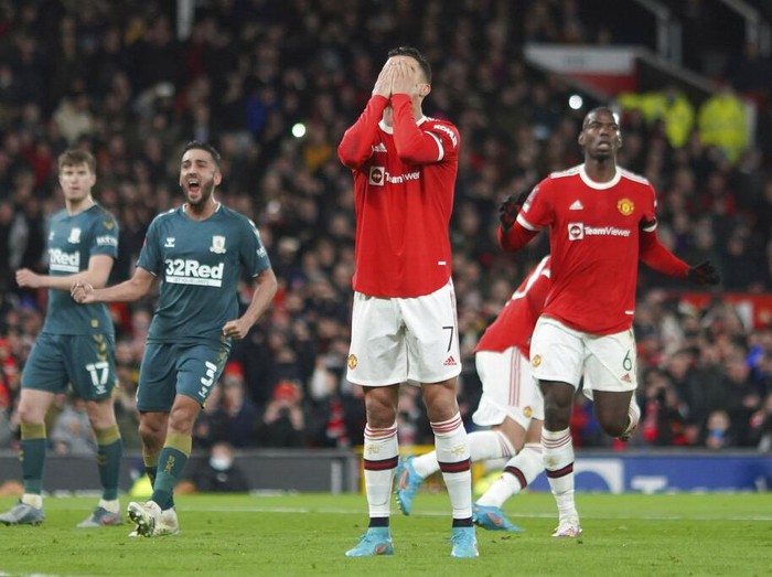 Manchester United disingkirkan Middlesbrough di babak keempat Piala FA. MU kalah adu penalti 7-8 dari Middlesbrough usai berimbang 1-1 selama 120 menit.