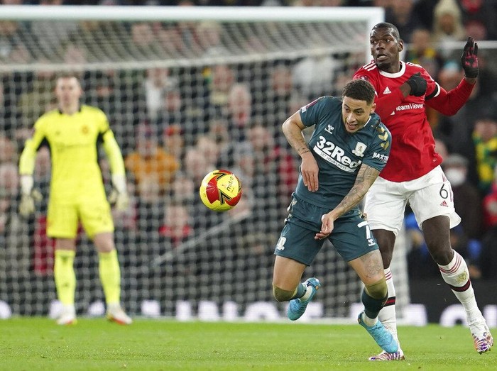 Manchester United disingkirkan Middlesbrough di babak keempat Piala FA. MU kalah adu penalti 7-8 dari Middlesbrough usai berimbang 1-1 selama 120 menit.