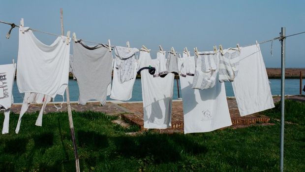 Hindari memeras pakaian hingga kering