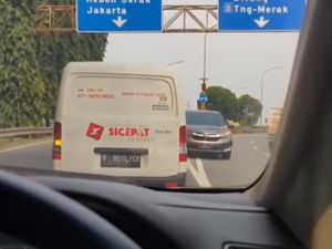 Polisi Lacak Nopol Mobil Lawan Arah di Exit Tol Cikokol Tangerang Polisi Lacak Nopol Mobil Lawan Arah di Exit Tol Cikokol Tangerang