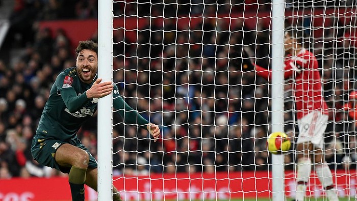 MANCHESTER, ENGLAND - FEBRUARY 04:  Duncan Watmore of Middlesbrough controls the ball before team mate Matt Crooks scores during the Emirates FA Cup Fourth Round match between Manchester United and Middlesbrough at Old Trafford on February 04, 2022 in Manchester, England. (Photo by Clive Mason/Getty Images)