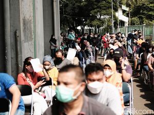 Antrean Vaksin Booster di Bekasi Mengular, Panitia Ingatkan Prokes Antrean Vaksin Booster di Bekasi Mengular, Panitia Ingatkan Prokes