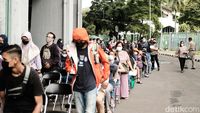 Panjangnya Antrean Vaksinasi Booster di Bekasi