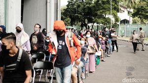 Panjangnya Antrean Vaksinasi Booster di Bekasi