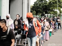 Panjangnya Antrean Vaksinasi Booster di Bekasi