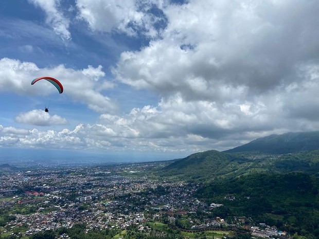 paralayang/Foto:instagram.com/paralayangbatu/ paralayang