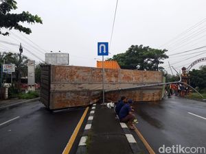 Penampakan Truk Tronton Terguling Usai Ditabrak Trailer di Boyolali