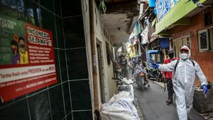 Permukiman Padat Jakarta Disemprot Disinfektan