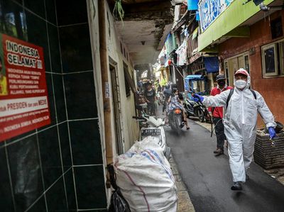 Permukiman Padat Jakarta Disemprot Disinfektan
