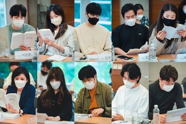 Proses Pembacaan Naskah Pemeran Drama Grid/ Foto: soompi.com Proses Pembacaan Naskah Pemeran Drama Grid