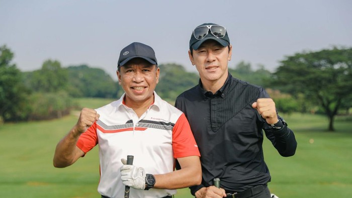 Menteri Pemuda dan Olahraga Zainudin Amali memaksimalkan waktu senggangnya untuk bermain gol bareng pelatih Timnas Indonesia Shin Tae-yong di Royal Golf, Halim, Jumat (4/2)
