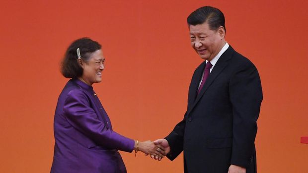 Thai Princess Maha Chakri Sirindhorn (L) shakes hands with China's President Xi Jinping (R) during an awards ceremony at Beijing's Great Hall of the People on September 29, 2019. - Chinese President Xi Jinping awarded medals and honorary titles to an array of both domestic and international 