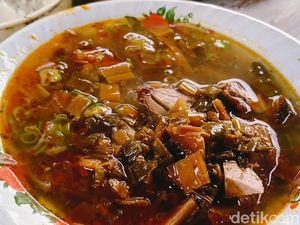 Slurpp! Soto Tauto Bebek Pekalongan dengan Topping Tulang Kriuk Slurpp! Soto Tauto Bebek Pekalongan dengan Topping Tulang Kriuk