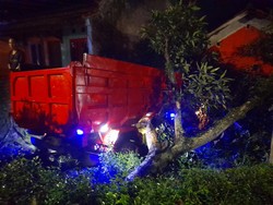 Truk Tabrak Pemotor dan Seruduk Rumah Warga di Sumedang