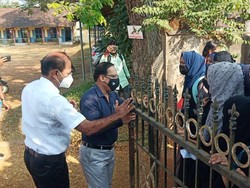 Viral Video Siswi Berhijab Dilarang Masuk Sekolah, Publik India Marah!