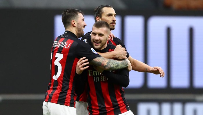 MILAN, ITALY - FEBRUARY 07: Ante Rebic of AC Milan celebrates with team mates (L - R) Alessio Romagnoli and Zlatan Ibrahimovic after scoring their sides third goal during the Serie A match between AC Milan and FC Crotone at Stadio Giuseppe Meazza on February 07, 2021 in Milan, Italy. Sporting stadiums around Italy remain under strict restrictions due to the Coronavirus Pandemic as Government social distancing laws prohibit fans inside venues resulting in games being played behind closed doors. (Photo by Marco Luzzani/Getty Images)