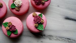Sayang Dimakan! 10 Macaron Cantik Ini Dilukis Bentuk Bunga dan Rusa