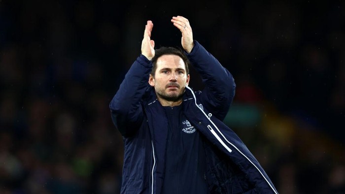 LIVERPOOL, ENGLAND - FEBRUARY 05: Frank Lampard, Manager of Everton applauds fans following their sides victory after the Emirates FA Cup Fourth Round match between Everton and Brentford at Goodison Park on February 05, 2022 in Liverpool, England. (Photo by Clive Brunskill/Getty Images)