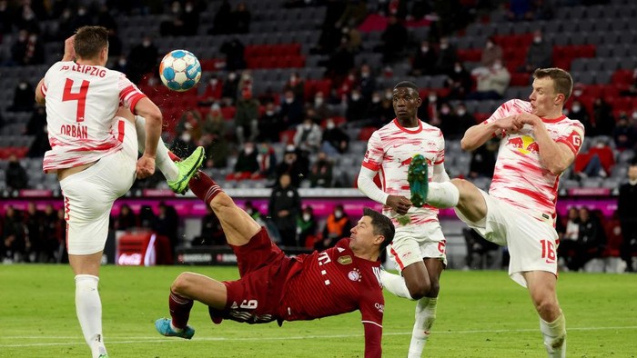 MUNICH, GERMANY - FEBRUARY 05: Robert Lewandowski (C) of FC Bayern München challenged Willi Orban (L) and Lukas Klostermann of RB Leipzig during the Bundesliga match between FC Bayern München and RB Leipzig at Allianz Arena on February 05, 2022 in Munich, Germany. (Photo by Alexander Hassenstein/Getty Images)