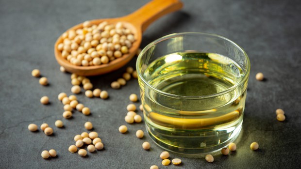 Alternatif minyak goreng yang cocok buat masakan/freepik/jcomp Minyak kedelai yang bisa dipilih sebagai alternatif minyak goreng untuk masakan.