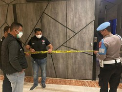 Apollo Bar di Jaksel Disegel Polisi Gegara Langgar Prokes!