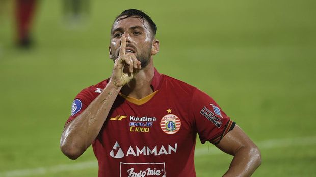 Pesepak bola Persija Jakarta Marco Simic berselebrasi setelah berhasil membobol gawang Arema FC dalam pertandingan sepak bola Liga 1 di Stadion I Wayan Dipta, Gianyar, Bali, Sabtu (5/2/2022). Pertandingan berakhir imbang dengan skor 1-1. ANTARA FOTO/Nyoman Budhiana/hp.