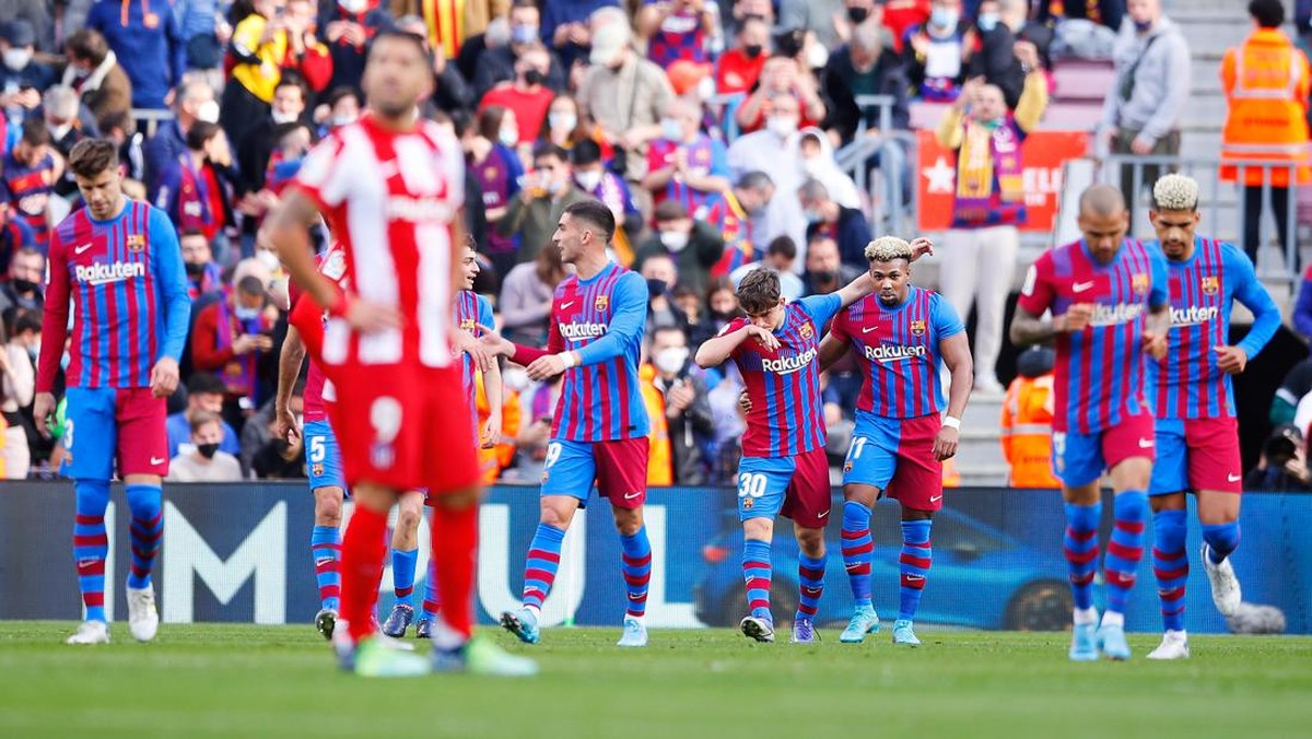 Barcelona mengalahkan Atletico Madrid 4-2, tapi Dani Alves dikartu merah. (Foto: Getty Images/Eric Alonso)