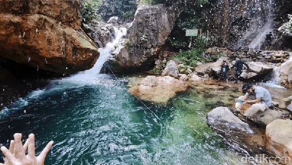 Trekking di Sentul Bonus Nikmati Segar-Asrinya Curug Ciburial, Mau?