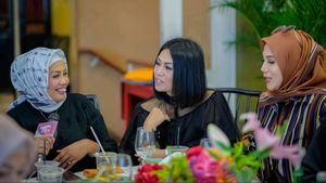 Pose Ely Sugigi saat Kulineran Bareng Geng Sosialitanya