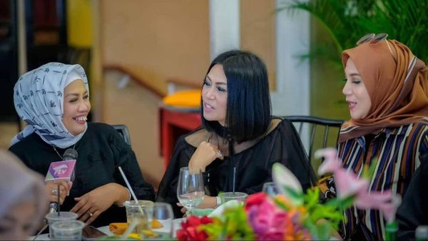 Pose Ely Sugigi saat Kulineran Bareng Geng Sosialitanya
