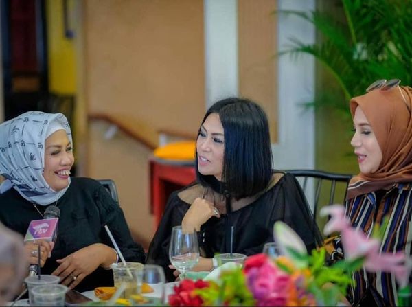 Pose Ely Sugigi saat Kulineran Bareng Geng Sosialitanya