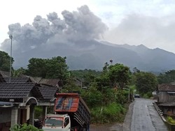 Merapi Luncurkan Awan Panas, 2 Desa di Klaten Diguyur Abu