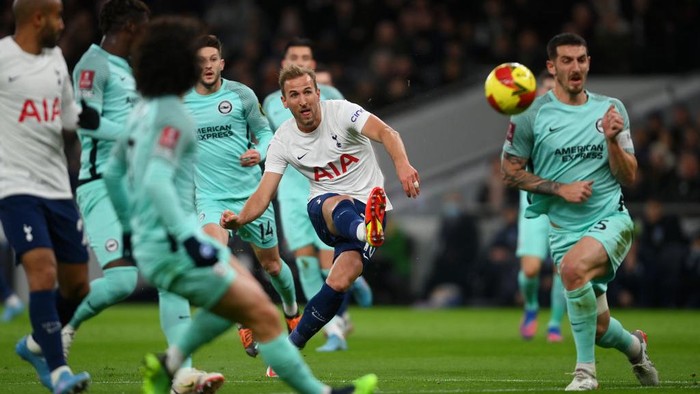 LONDON, ENGLAND - FEBRUARY 05: Harry Kane of Tottenham Hotspur scores their sides first goal during the Emirates FA Cup Fourth Round match between Tottenham Hotspur and Brighton & Hove Albion at Tottenham Hotspur Stadium on February 05, 2022 in London, England. (Photo by Mike Hewitt/Getty Images)