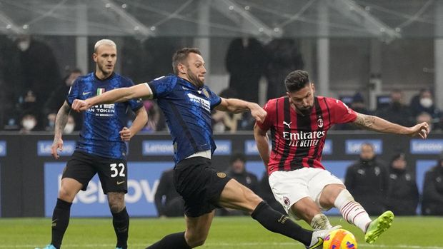 AC Milan's Olivier Giroud, right, scores his side's second goal during the Serie A soccer match between Inter Milan and AC Milan at the San Siro Stadium, in Milan, Italy, Saturday, Feb. 5, 2022. (AP Photo/Antonio Calanni)