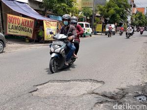 Pengendara Keluhkan Jalan Berlubang di Sepanjang Sidoarjo