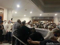 Isak Tangis Iringi Kedatangan Jenazah Mertua Sandiaga Uno di Masjid Attaqwa