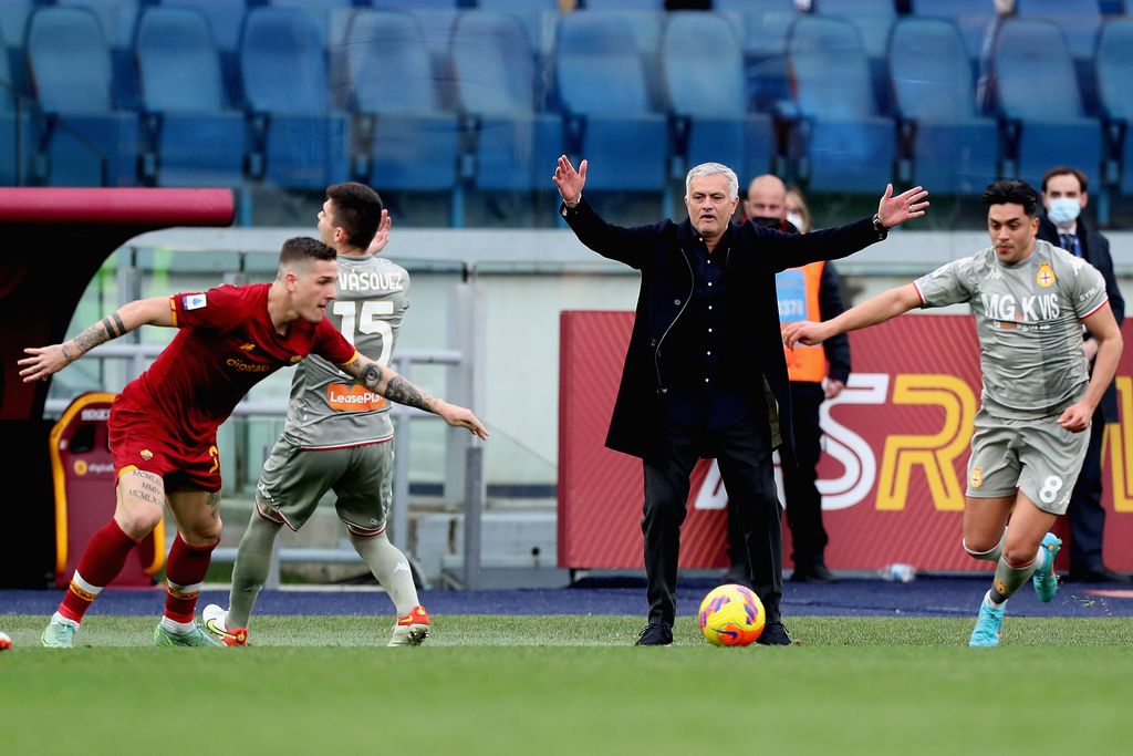 ROME, ITALY - FEBRUARY 05: Jose Mourinho of AS Roma gestures during the Serie A match between AS Roma and Genoa CFC at Stadio Olimpico on February 5, 2022 in Rome, Italy.  (Photo by Paolo Bruno/Getty Images)