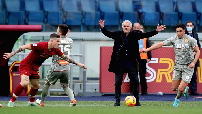 ROME, ITALY - FEBRUARY 05: Jose Mourinho of AS Roma gestures during the Serie A match between AS Roma and Genoa CFC at Stadio Olimpico on February 5, 2022 in Rome, Italy.  (Photo by Paolo Bruno/Getty Images)