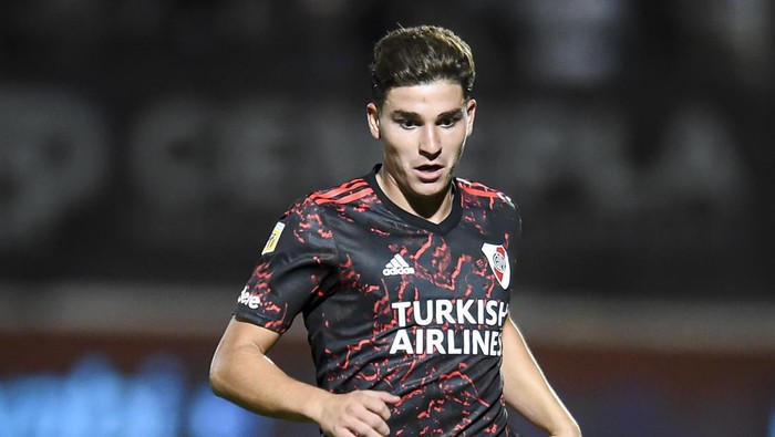VICENTE LOPEZ, ARGENTINA - NOVEMBER 21:  Julian Alvarez of River Plate drives the ball during a match between Platense and River Plate as part of Torneo Liga Profesional 2021 at Estadio Ciudad de Vicente Lopez on November 20, 2021 in Vicente Lopez, Argentina. (Photo by Marcelo Endelli/Getty Images)
