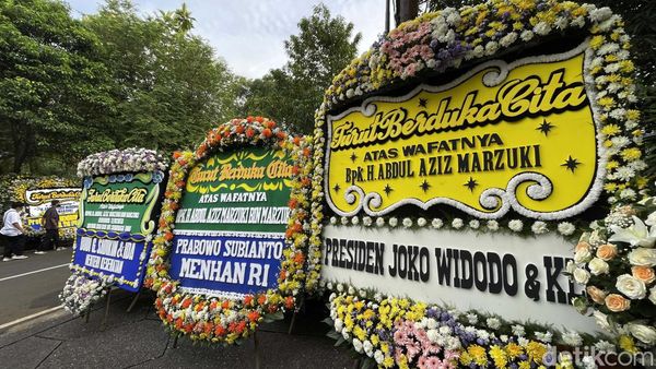 Karangan Bunga Duka Cita untuk Mertua Sandiaga Berjejer di Masjid Attaqwa
