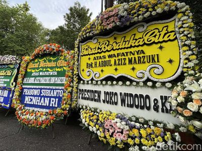 Karangan Bunga Duka Cita untuk Mertua Sandiaga Berjejer di Masjid Attaqwa